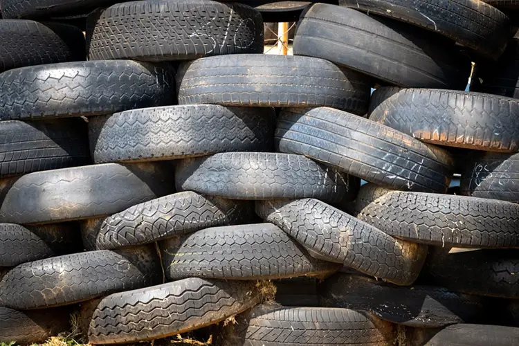 Aus alten Reifen und Bauschutt: Wissenschaftler entwickeln neues Material für nachhaltigen Straßenbau