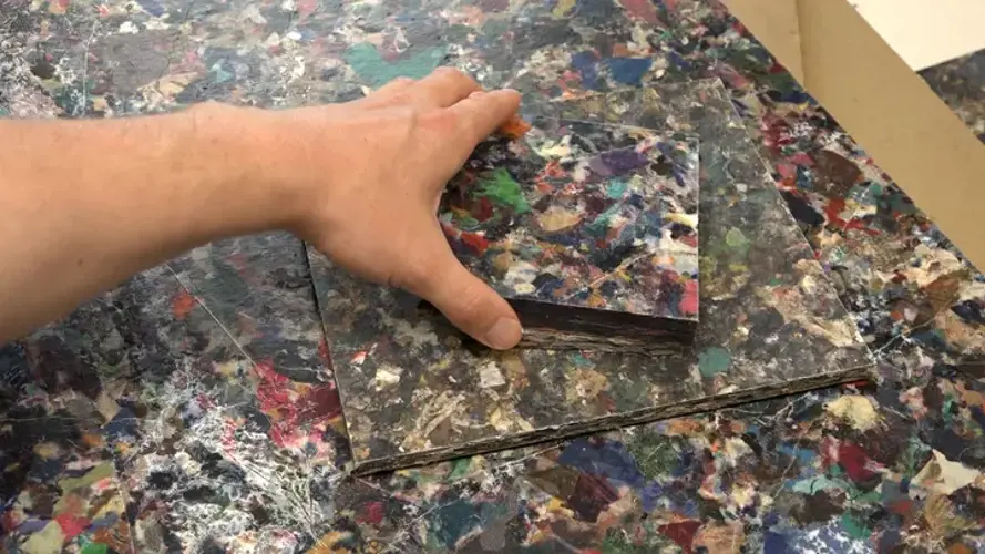 Alte Kleidung wird zu Baumaterial