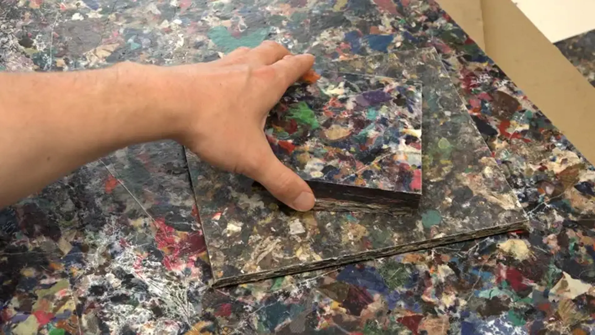 Alte Kleidung wird zu Baumaterial