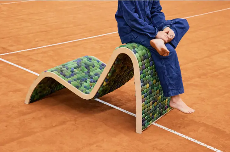 Von Tennisplatz ins Wohnzimmer: Nachhaltige Möbel aus Tennisbällen